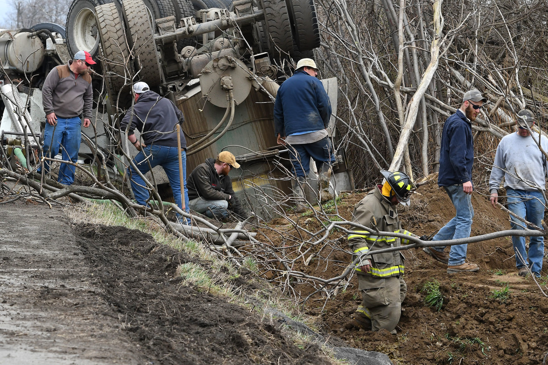 Manure Truck Rolloverl 10.JPG